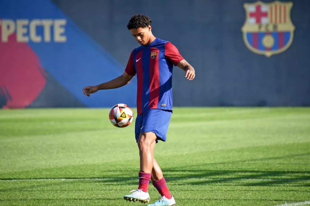 左脚, 点和迈进, 在对阵雷丁 左脚, 点和迈进, 在对阵雷丁