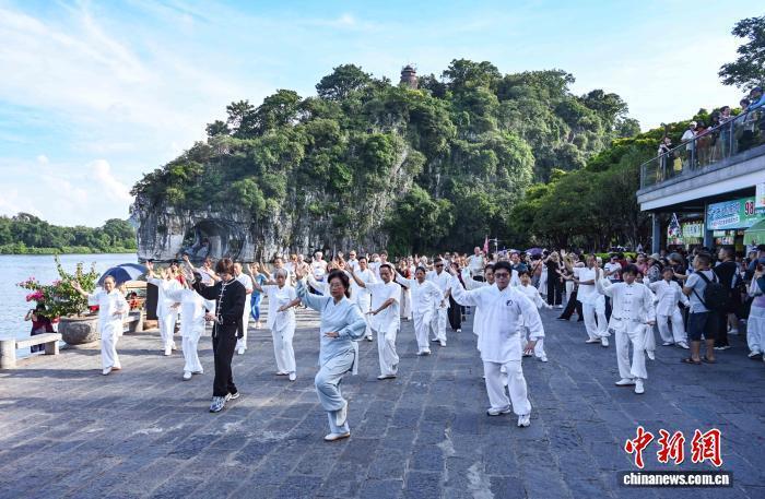 太极爱好者, 图为中奥太