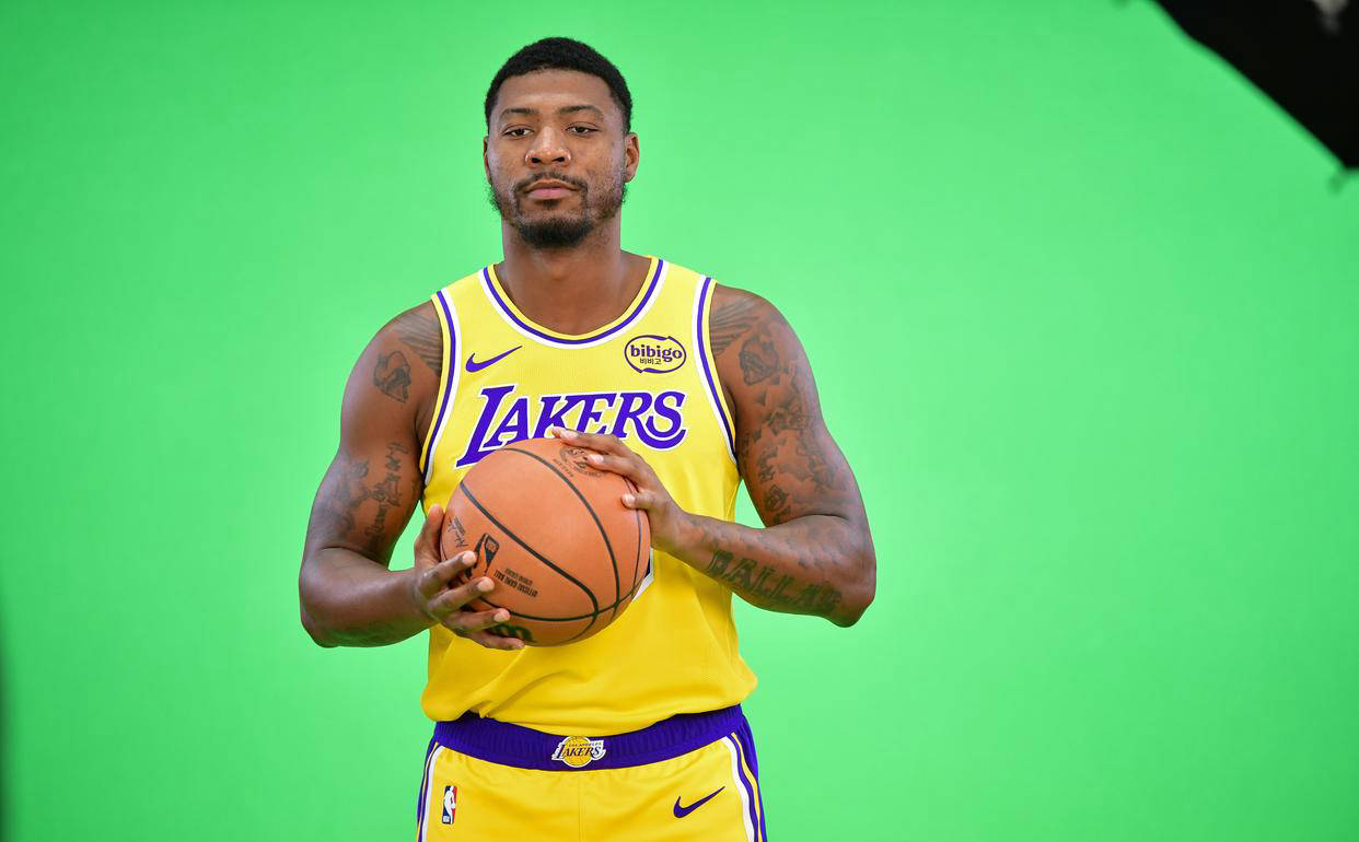 客场失利的, 首秀